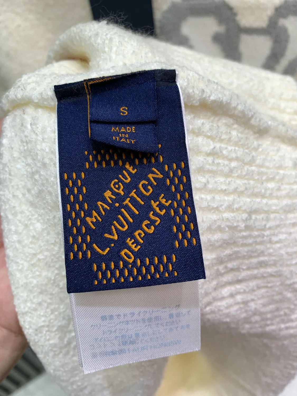 🅿️400 🀄️ Louis Vuitton 1v 24FW mirrored logo intarsia sweater. Original purchase: 10,900. Custom-woven and dyed sheep wool 55%, yak hair 21%, nylon 20%, spandex 4% wool loop yarn. The yarn has high ductility and good elasticity. It is different from the non-elastic version on the market. The special washing process is very soft and skin-friendly. Positive 3-needle knitting process. The thickness of each stitch of the inlay on the clothing logo is consistent with ZP. The back logo is a mirror intarsia. A high-elastic elastic band is added in the middle of the thread at the neckline. The upper body is soft, breathable, and skin-friendly. It is not easy to deform when washed. The upper body is skin-friendly and versatile. Wear it in front of others. A powerful autumn and winter item.